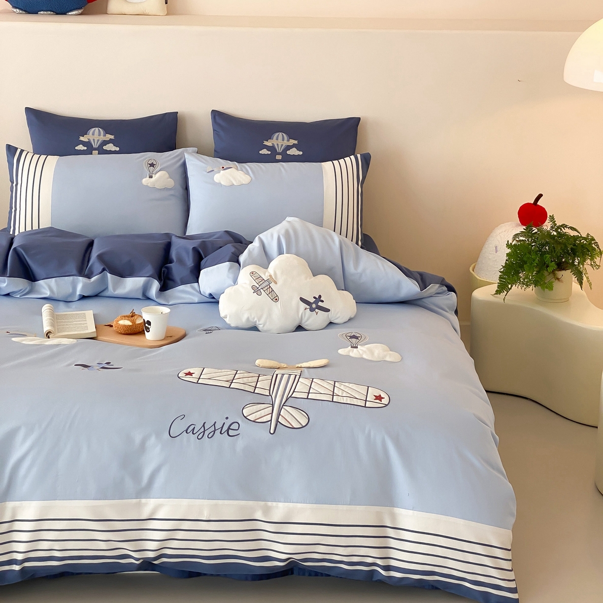 91家纺网 家纺一手货源 找家纺 曼布缇 2025新款长绒棉纯棉贴布绣四件套-逐梦（送抱枕）（会员减20，券后338/368/388起） 逐梦-场景二