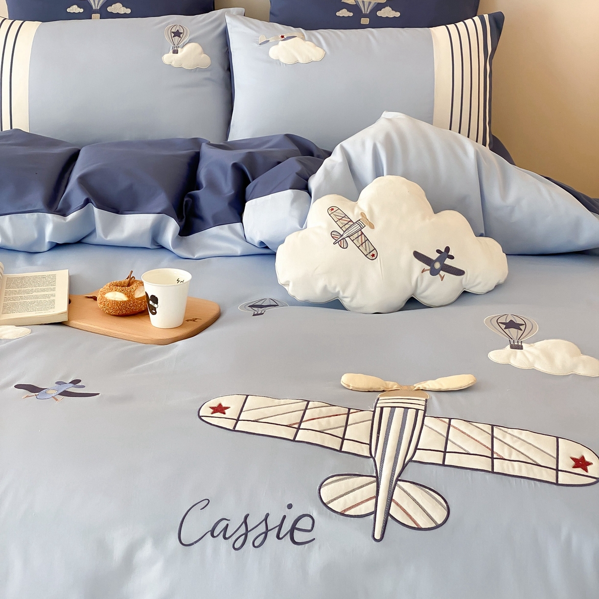 91家纺网 家纺一手货源 找家纺 曼布缇 2025新款长绒棉纯棉贴布绣四件套-逐梦（送抱枕）（会员减20，券后338/368/388起） 逐梦-场景二