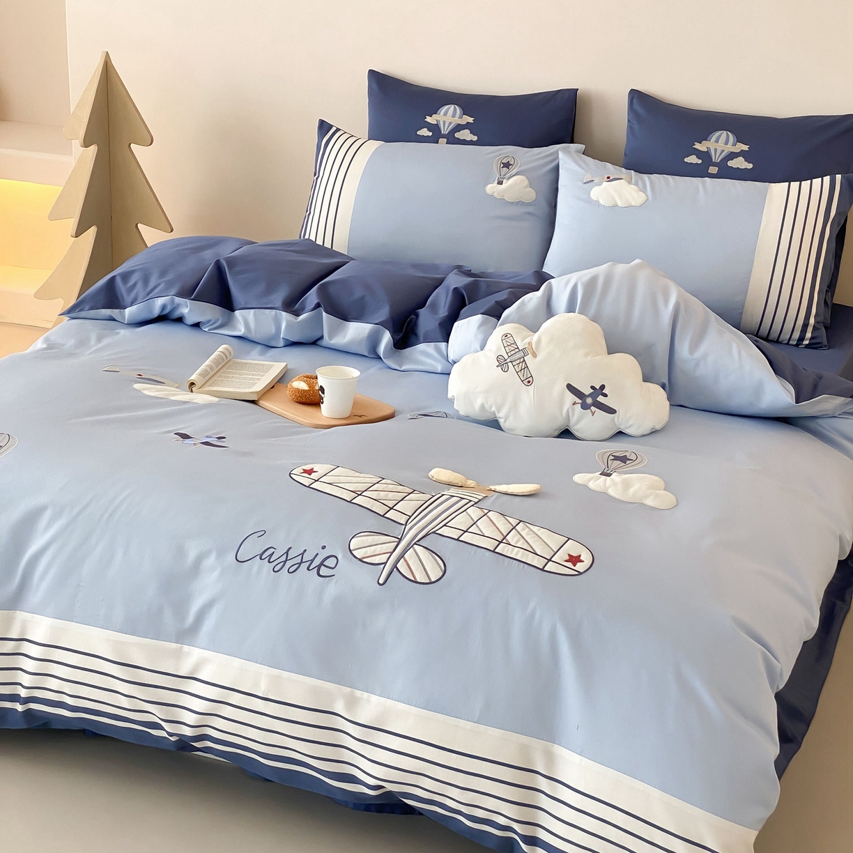 91家纺网 家纺一手货源 找家纺 曼布缇 2025新款长绒棉纯棉贴布绣四件套-逐梦（送抱枕）（会员减20，券后338/368/388起） 逐梦-场景二