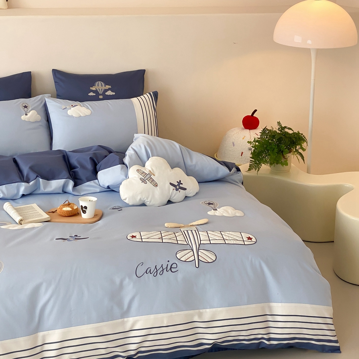 91家纺网 家纺一手货源 找家纺 曼布缇 2025新款长绒棉纯棉贴布绣四件套-逐梦（送抱枕）（会员减20，券后338/368/388起） 逐梦-场景二