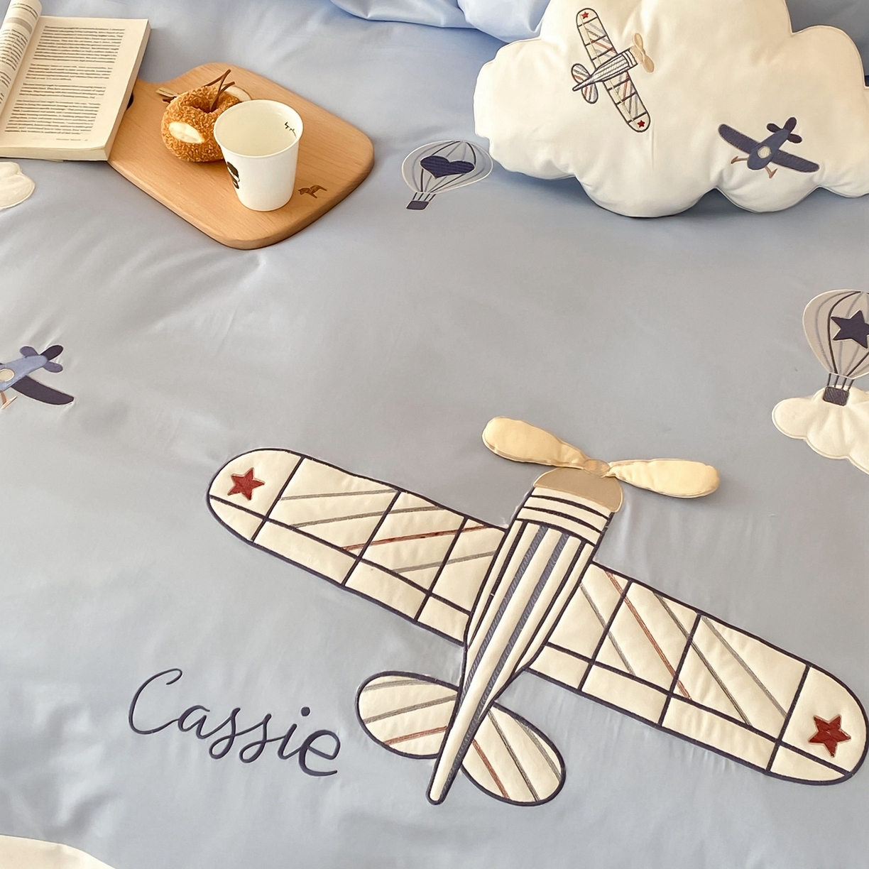 91家纺网 家纺一手货源 找家纺 曼布缇 2025新款长绒棉纯棉贴布绣四件套-逐梦（送抱枕）（会员减20，券后338/368/388起） 逐梦-场景二