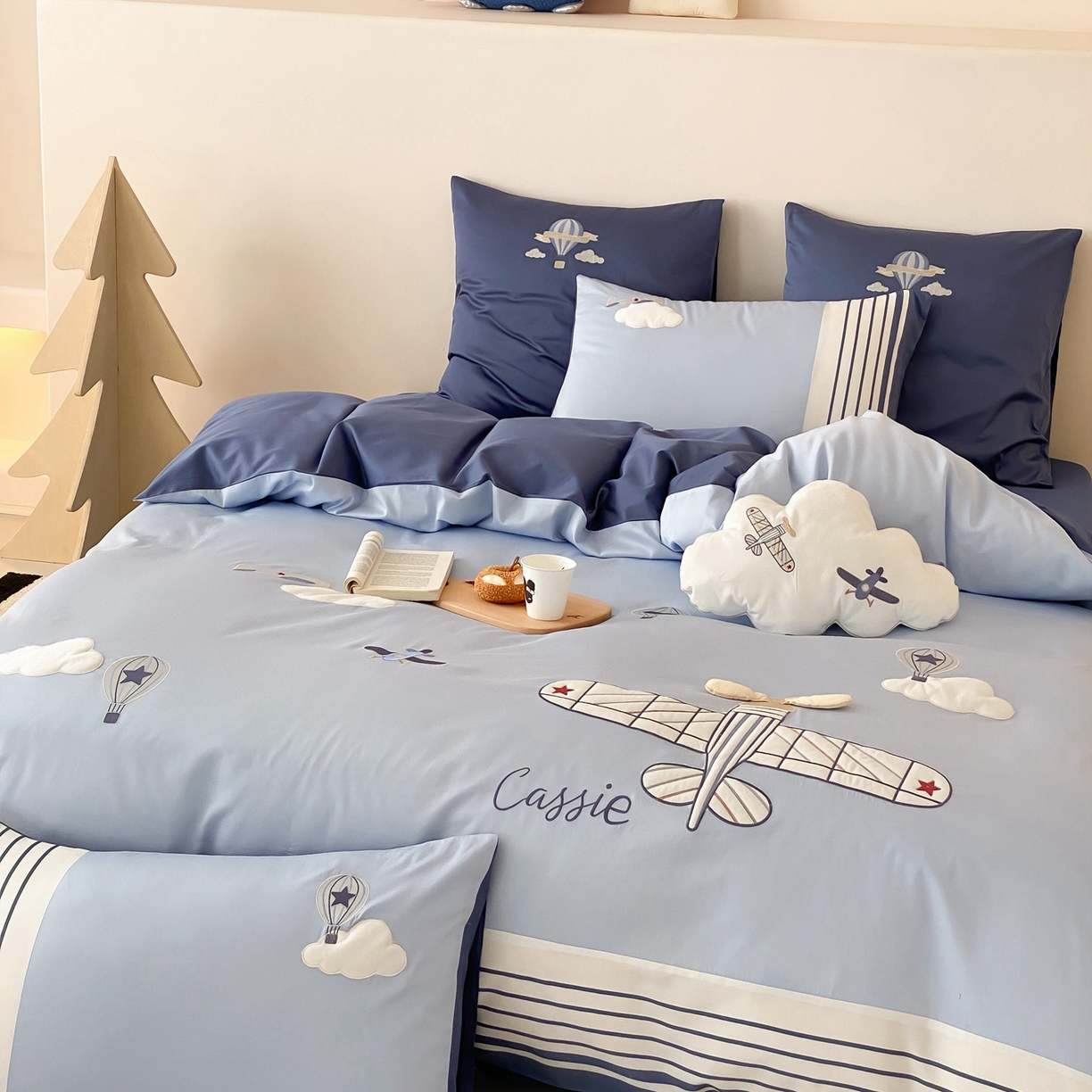 91家纺网 家纺一手货源 找家纺 曼布缇 2025新款长绒棉纯棉贴布绣四件套-逐梦（送抱枕）（会员减20，券后338/368/388起） 逐梦-场景二