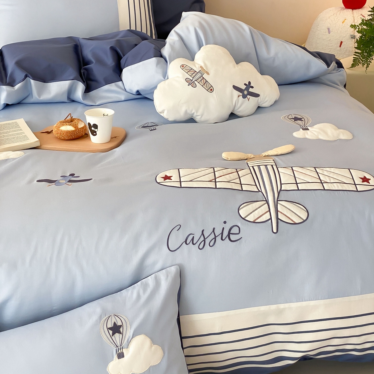 91家纺网 家纺一手货源 找家纺 曼布缇 2025新款长绒棉纯棉贴布绣四件套-逐梦（送抱枕）（会员减20，券后338/368/388起） 逐梦-场景二