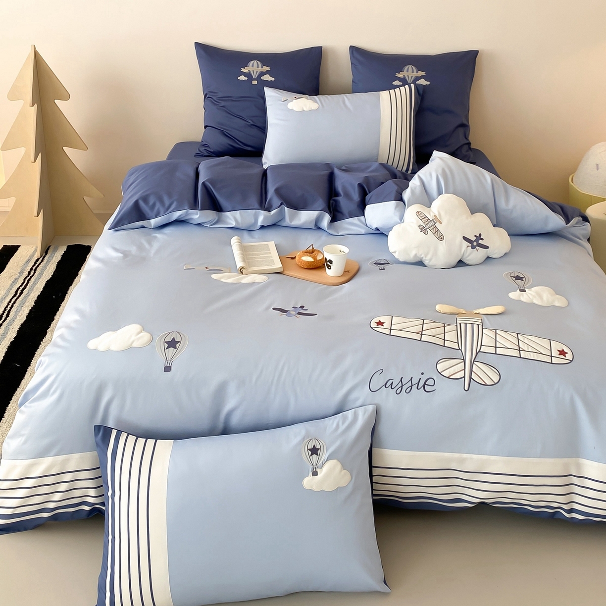 91家纺网 家纺一手货源 找家纺 曼布缇 2025新款长绒棉纯棉贴布绣四件套-逐梦（送抱枕）（会员减20，券后338/368/388起） 逐梦-场景二