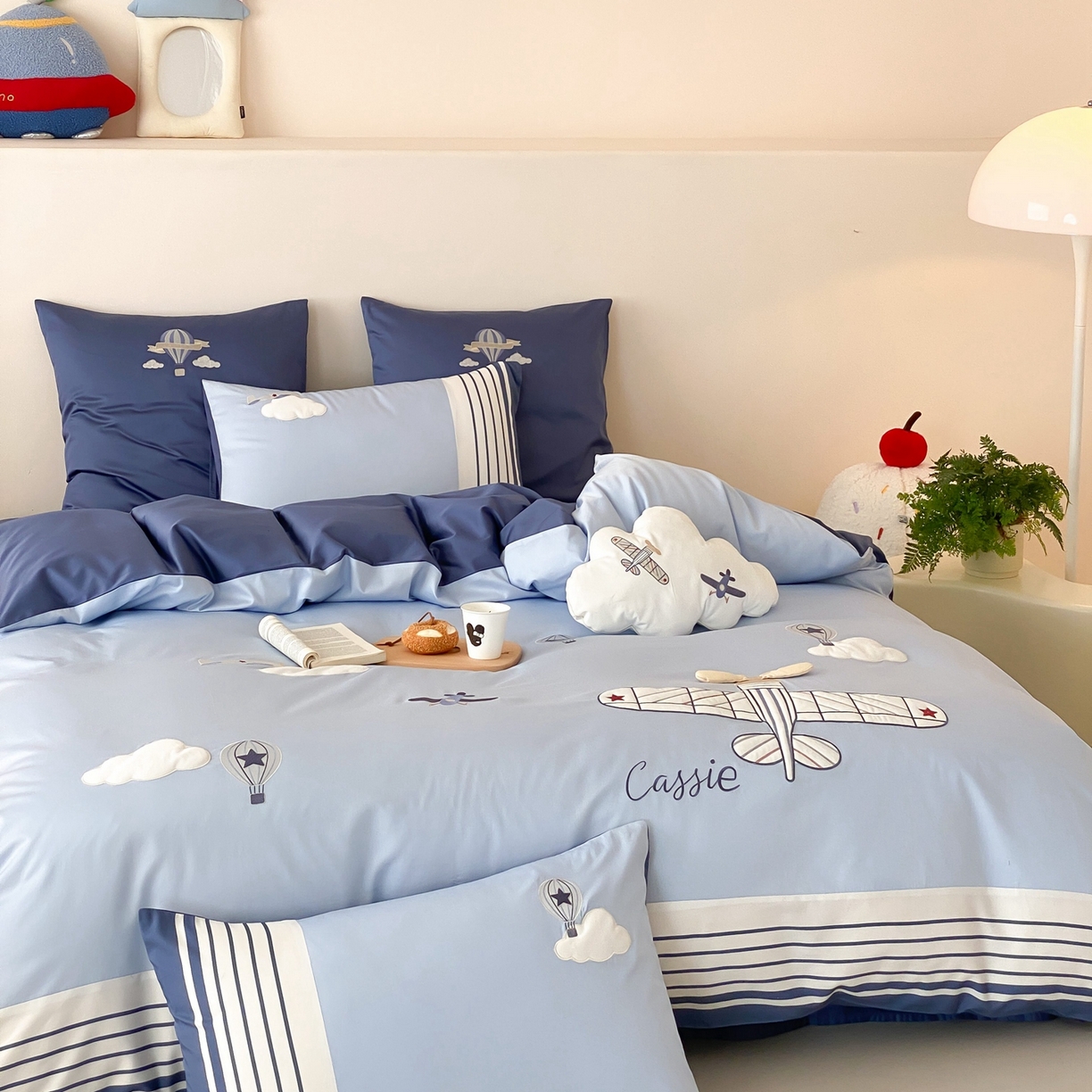 91家纺网 家纺一手货源 找家纺 曼布缇 2025新款长绒棉纯棉贴布绣四件套-逐梦（送抱枕）（会员减20，券后338/368/388起） 逐梦-场景二