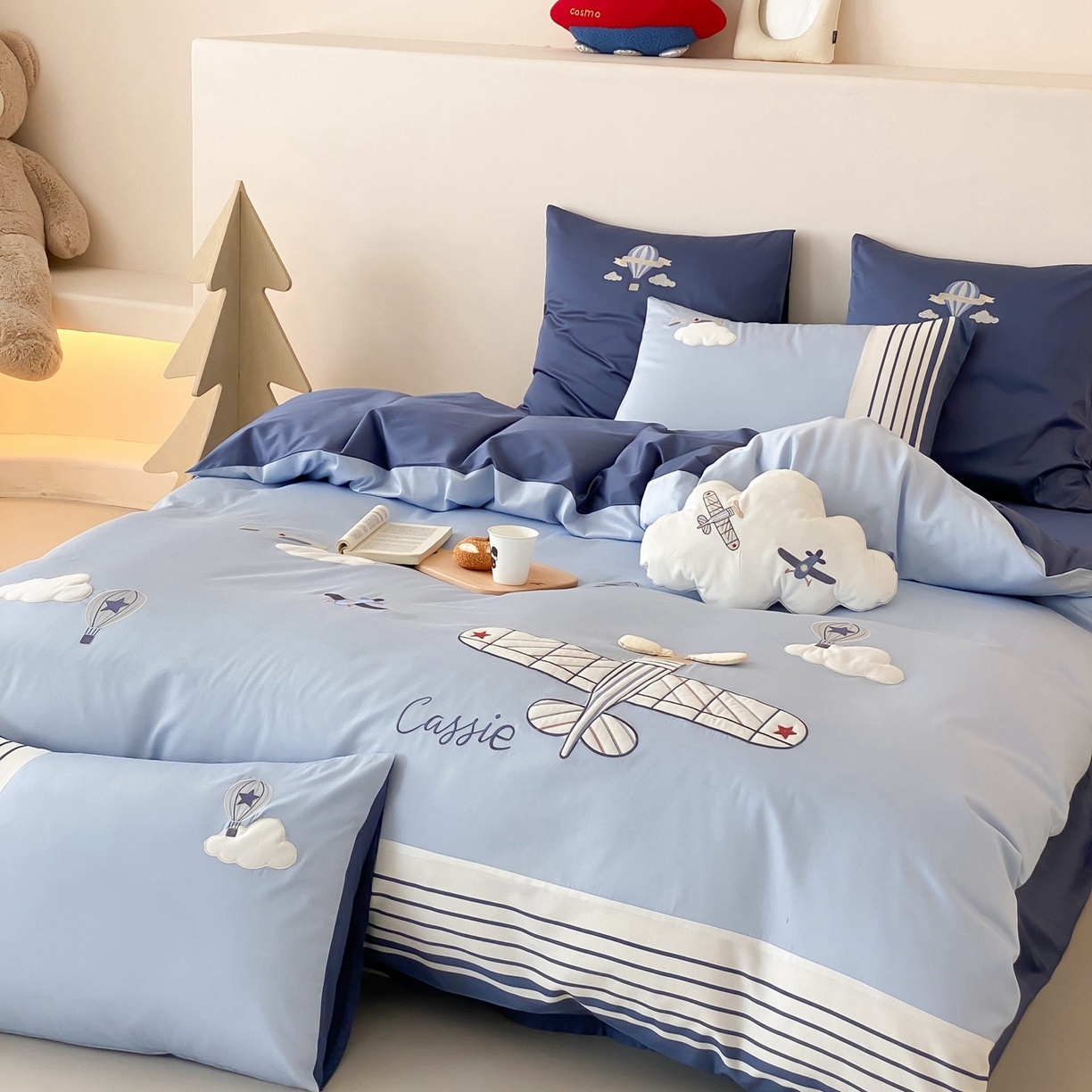 91家纺网 家纺一手货源 找家纺 曼布缇 2025新款长绒棉纯棉贴布绣四件套-逐梦（送抱枕）（会员减20，券后338/368/388起） 逐梦-场景二