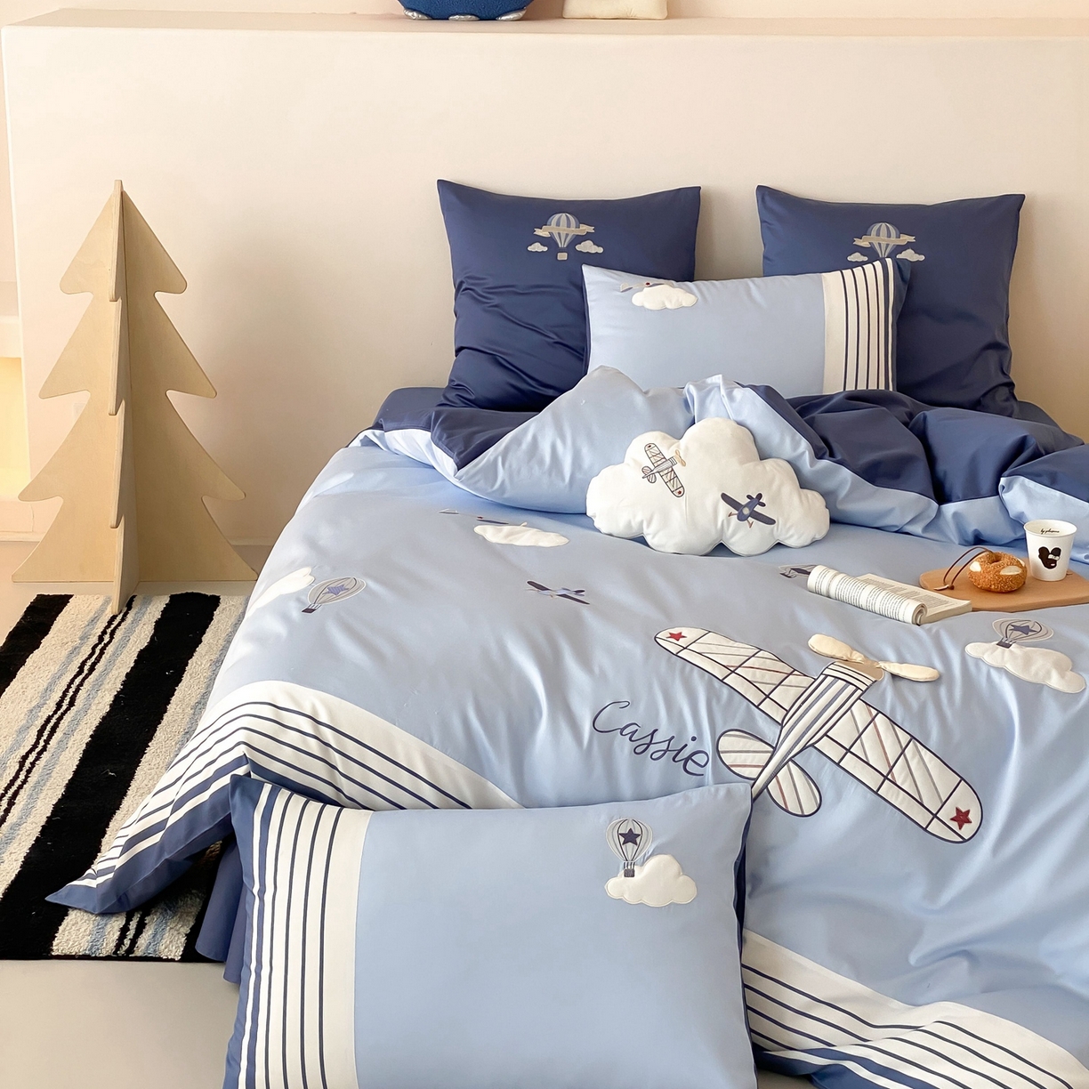 91家纺网 家纺一手货源 找家纺 曼布缇 2025新款长绒棉纯棉贴布绣四件套-逐梦（送抱枕）（会员减20，券后338/368/388起） 逐梦-场景二