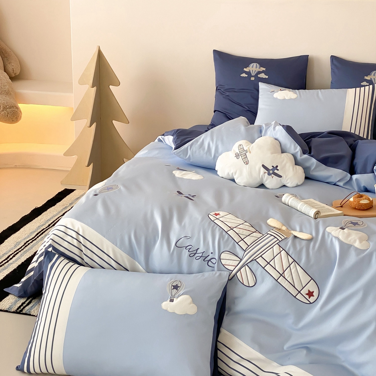 91家纺网 家纺一手货源 找家纺 曼布缇 2025新款长绒棉纯棉贴布绣四件套-逐梦（送抱枕）（会员减20，券后338/368/388起） 逐梦-场景二