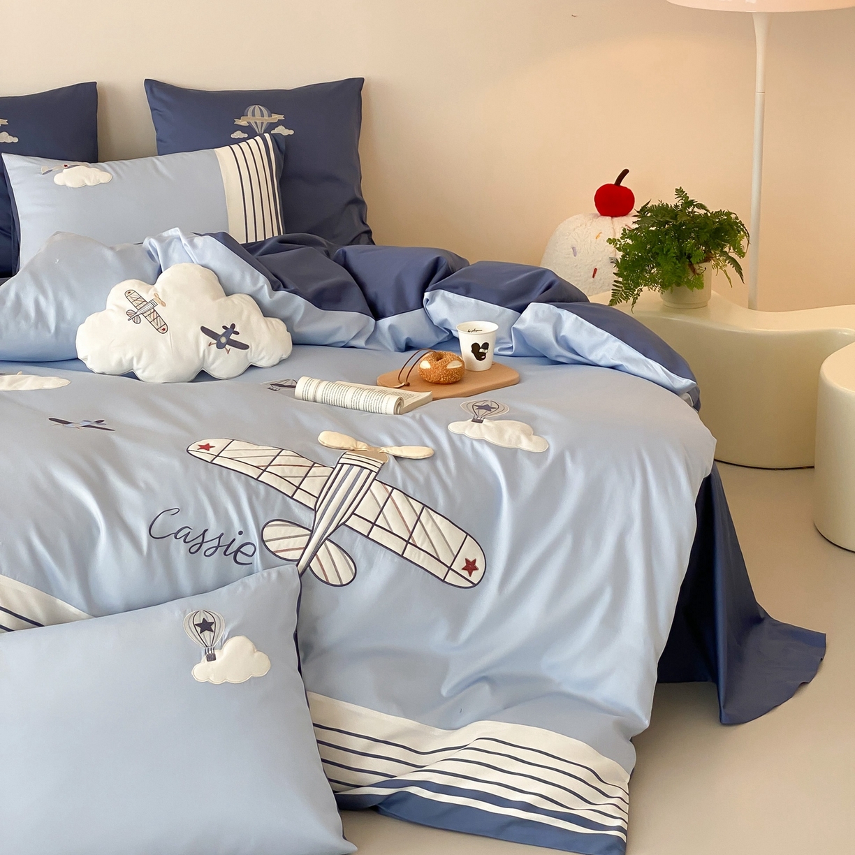 91家纺网 家纺一手货源 找家纺 曼布缇 2025新款长绒棉纯棉贴布绣四件套-逐梦（送抱枕）（会员减20，券后338/368/388起） 逐梦-场景二