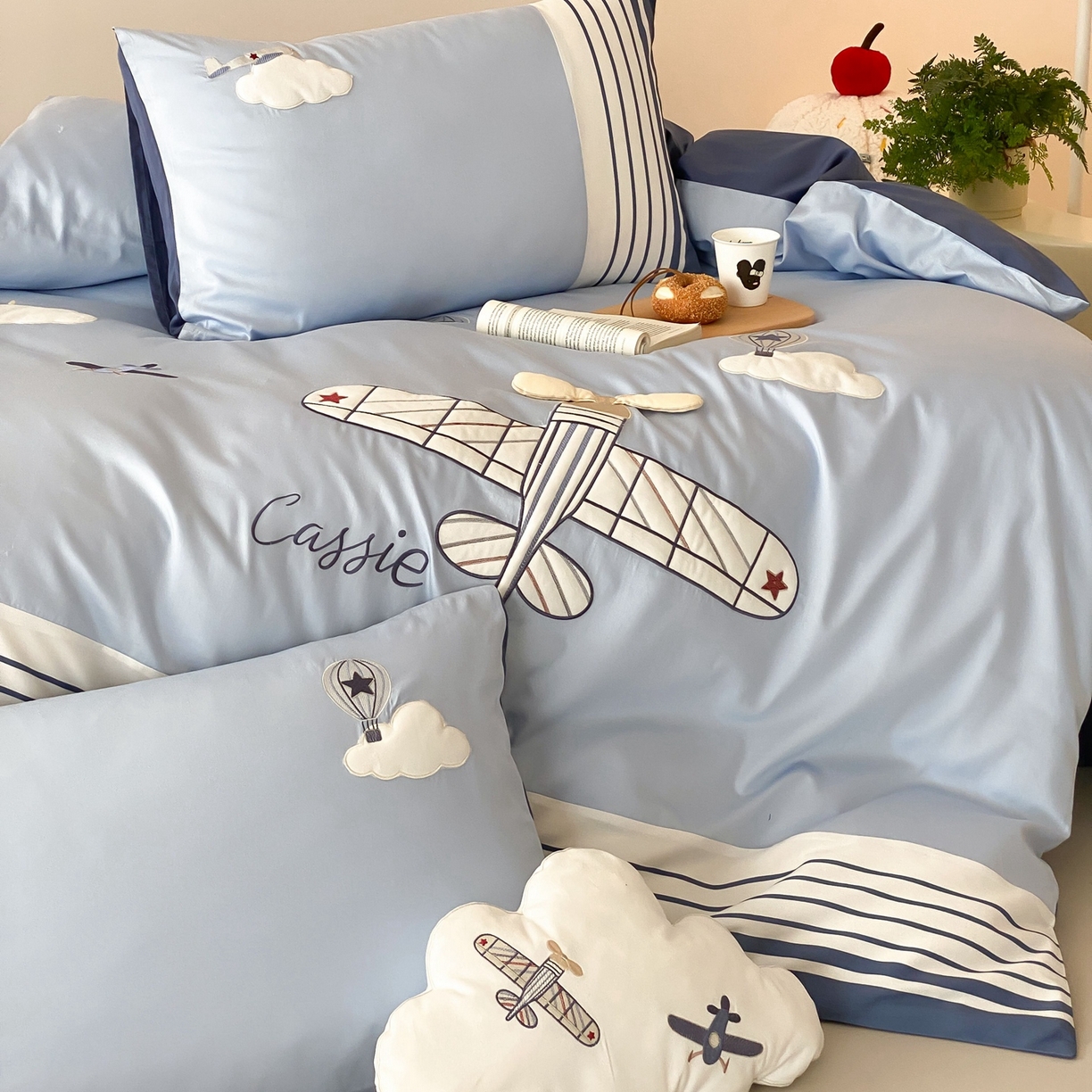 91家纺网 家纺一手货源 找家纺 曼布缇 2025新款长绒棉纯棉贴布绣四件套-逐梦（送抱枕）（会员减20，券后338/368/388起） 逐梦-场景二