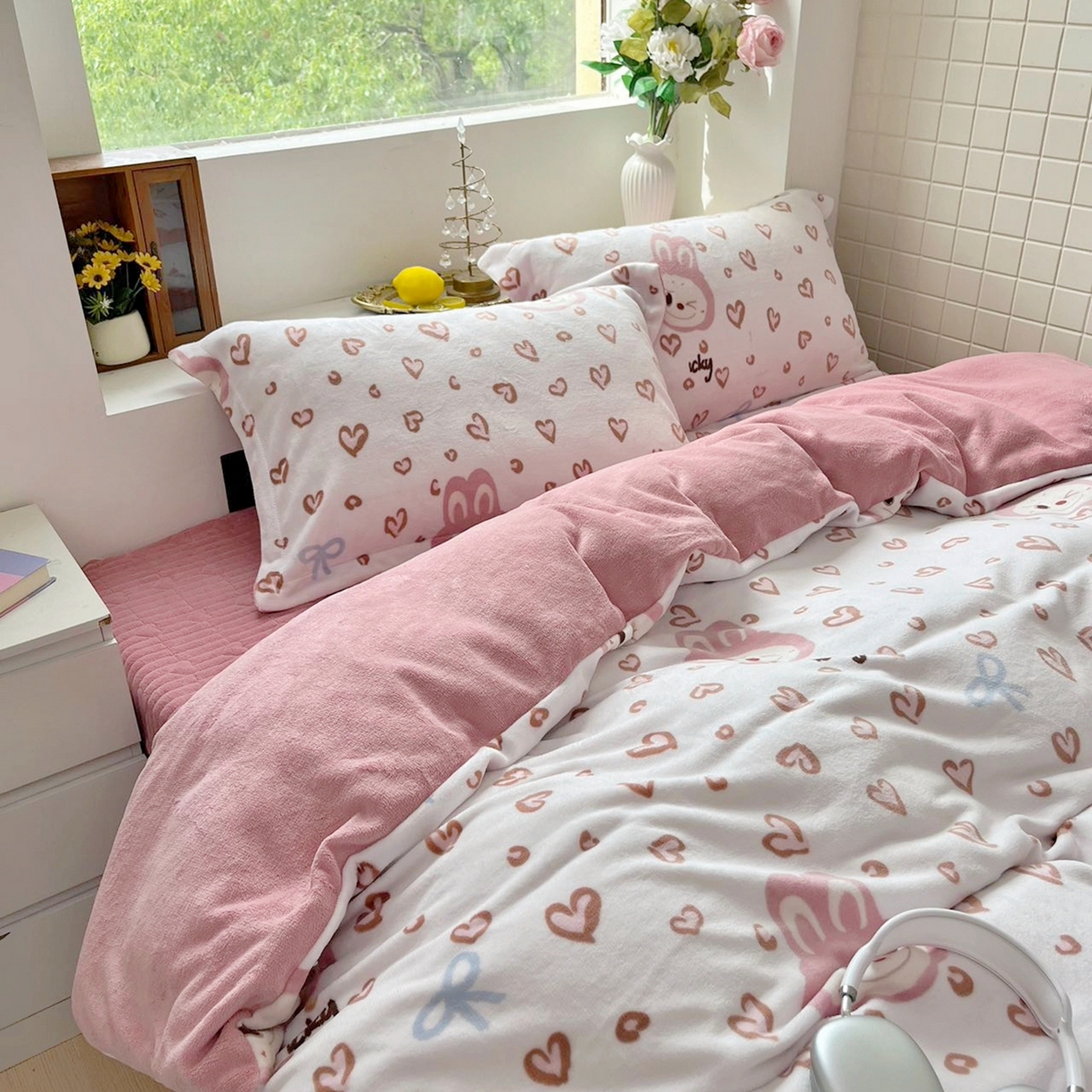 91家纺网 家纺一手货源 找家纺 恋尚羽家纺 2025新款印花牛奶绒大床裙床盖四件套 拉布布红