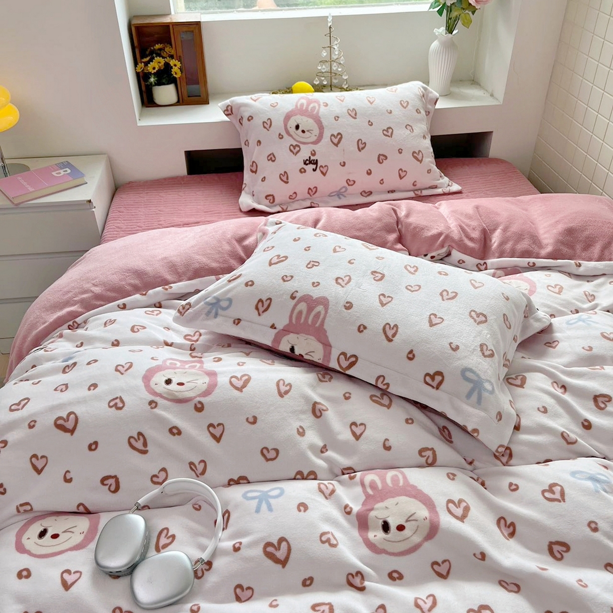 91家纺网 家纺一手货源 找家纺 恋尚羽家纺 2025新款印花牛奶绒大床裙床盖四件套 拉布布红