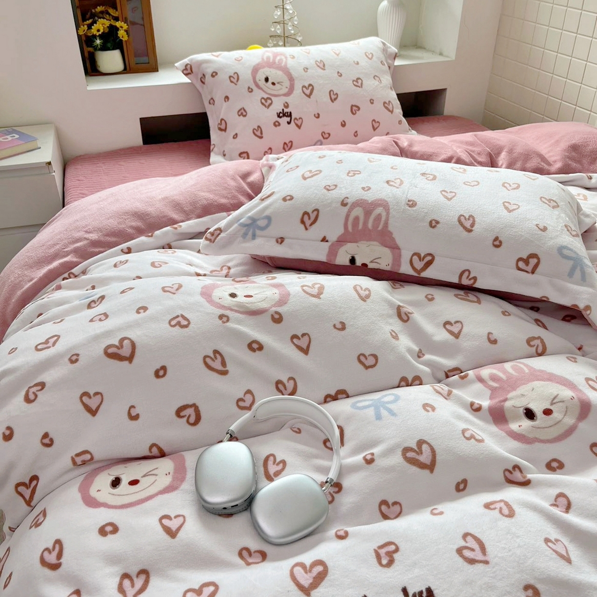 91家纺网 家纺一手货源 找家纺 恋尚羽家纺 2025新款印花牛奶绒大床裙床盖四件套 拉布布红