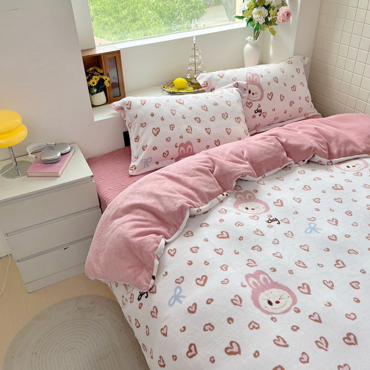 91家纺网 家纺一手货源 找家纺 恋尚羽家纺 2025新款印花牛奶绒大床裙床盖四件套 拉布布红