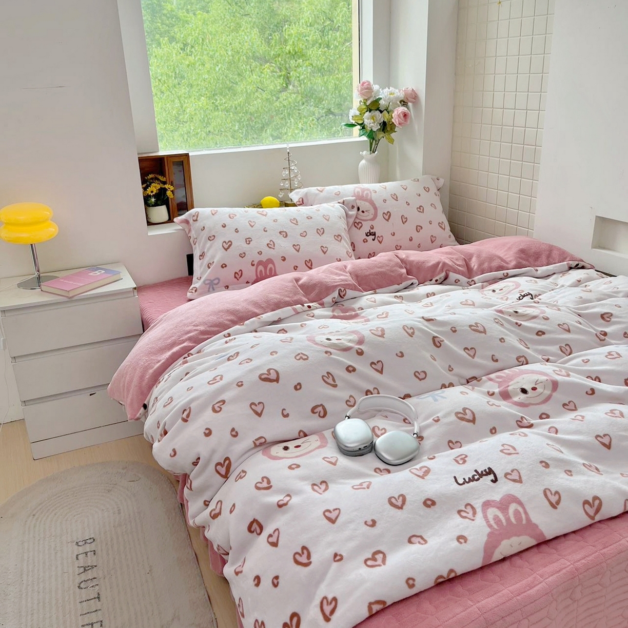 91家纺网 家纺一手货源 找家纺 恋尚羽家纺 2025新款印花牛奶绒大床裙床盖四件套 拉布布红