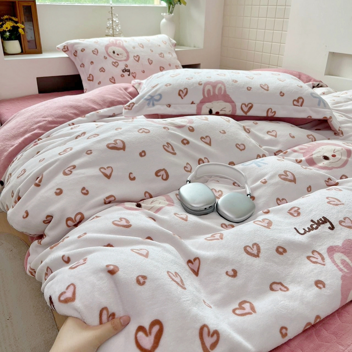 91家纺网 家纺一手货源 找家纺 恋尚羽家纺 2025新款印花牛奶绒大床裙床盖四件套 拉布布红