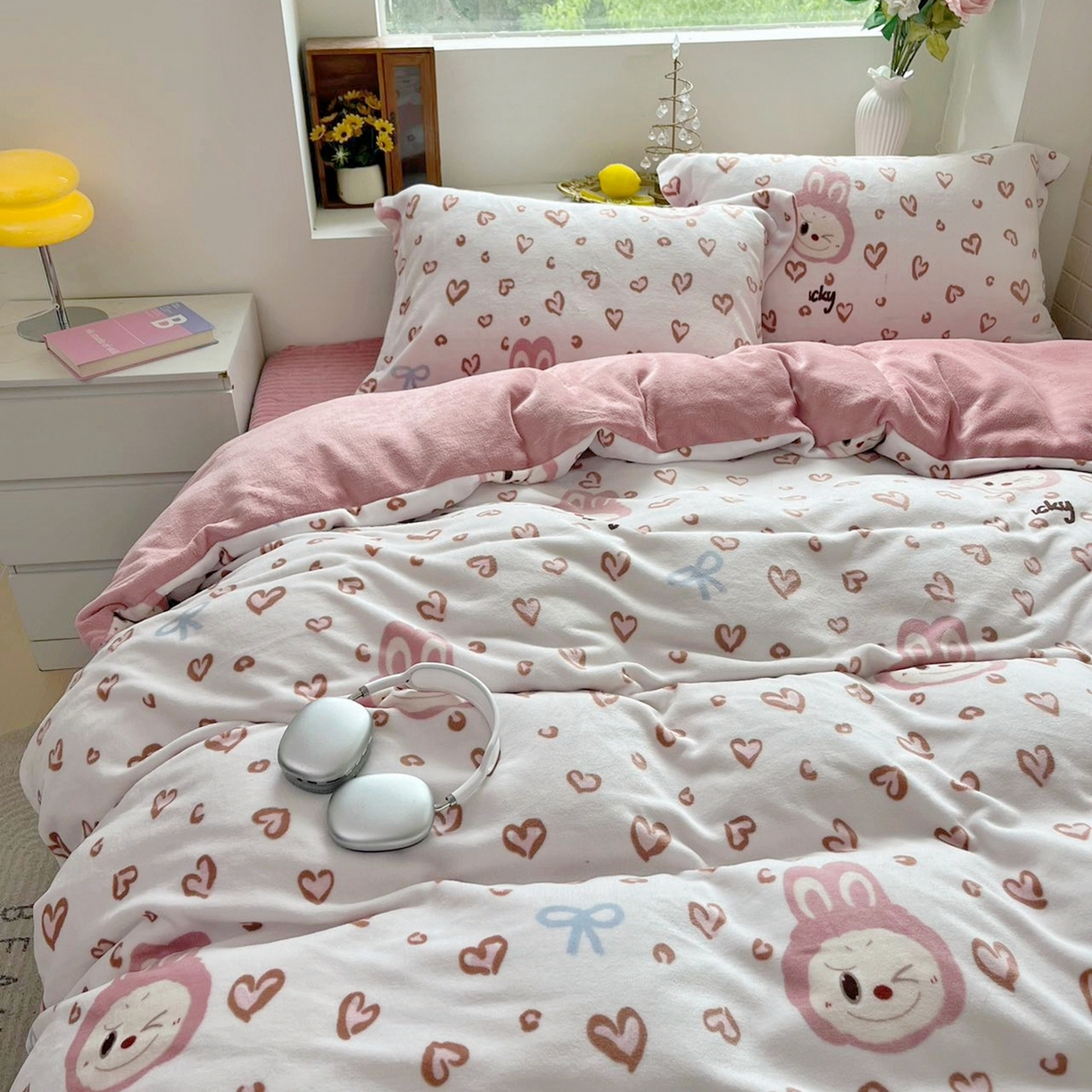 91家纺网 家纺一手货源 找家纺 恋尚羽家纺 2025新款印花牛奶绒大床裙床盖四件套 拉布布红