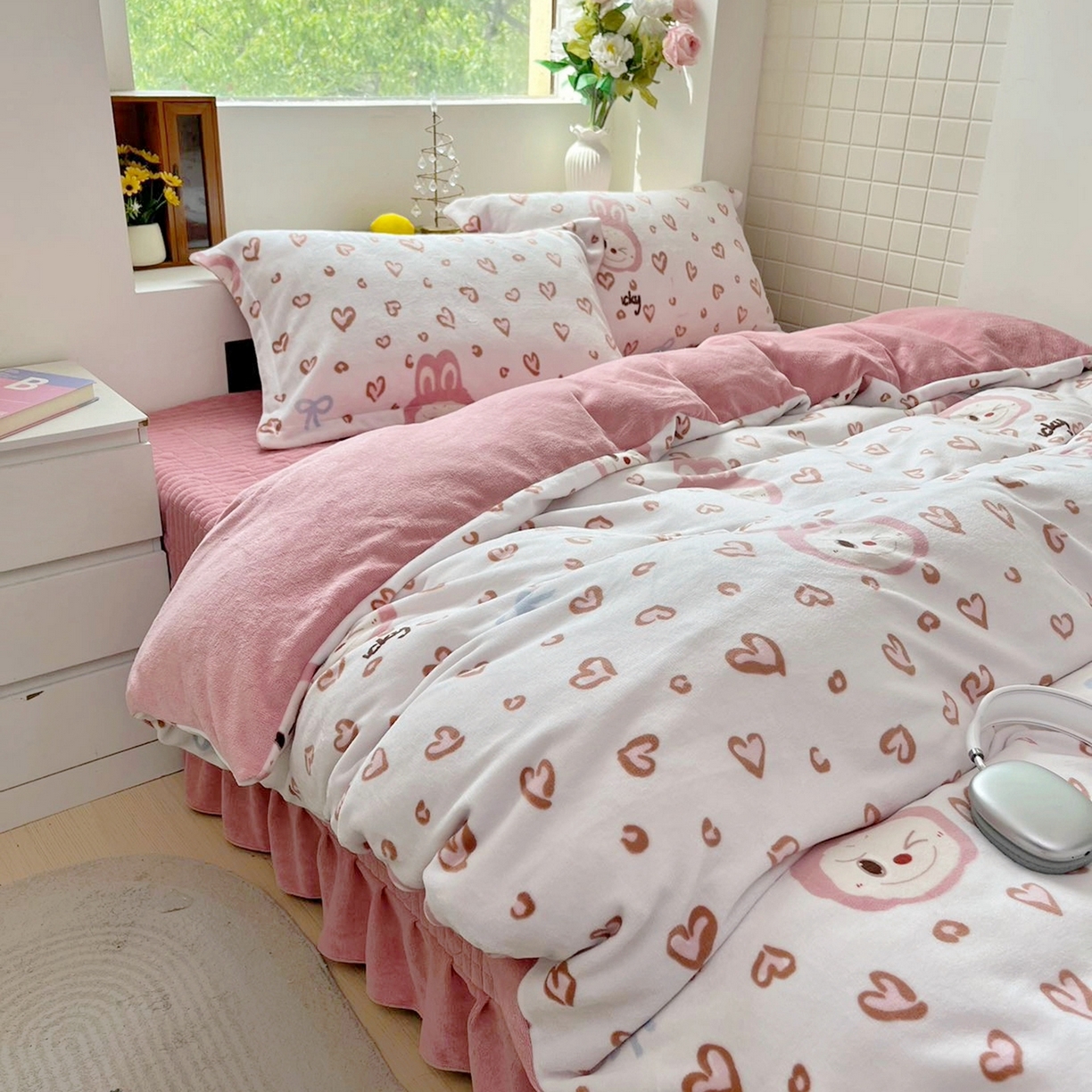 91家纺网 家纺一手货源 找家纺 恋尚羽家纺 2025新款印花牛奶绒大床裙床盖四件套 拉布布红