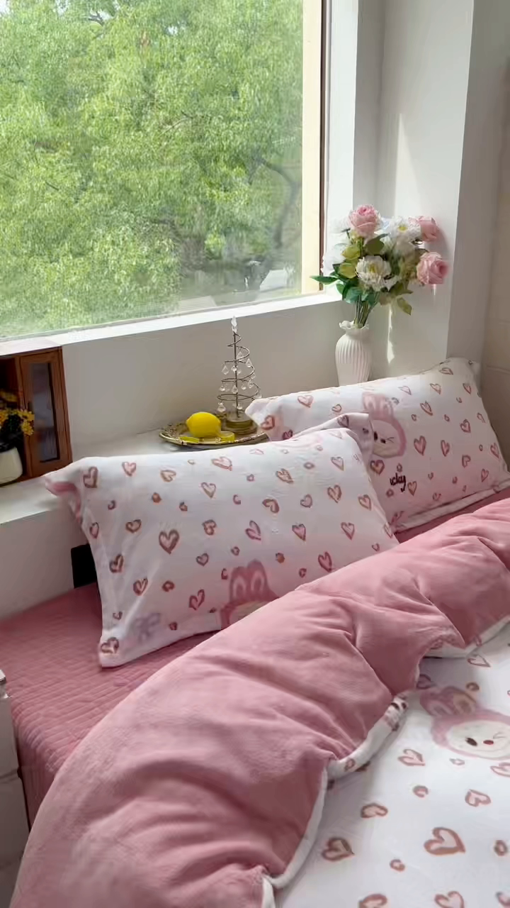 91家纺网 家纺一手货源 找家纺 恋尚羽家纺 2025新款印花牛奶绒大床裙床盖四件套 拉布布红