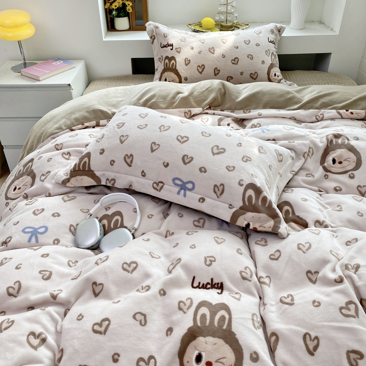 91家纺网 家纺一手货源 找家纺 恋尚羽家纺 2025新款印花牛奶绒大床裙床盖四件套 拉布布咖