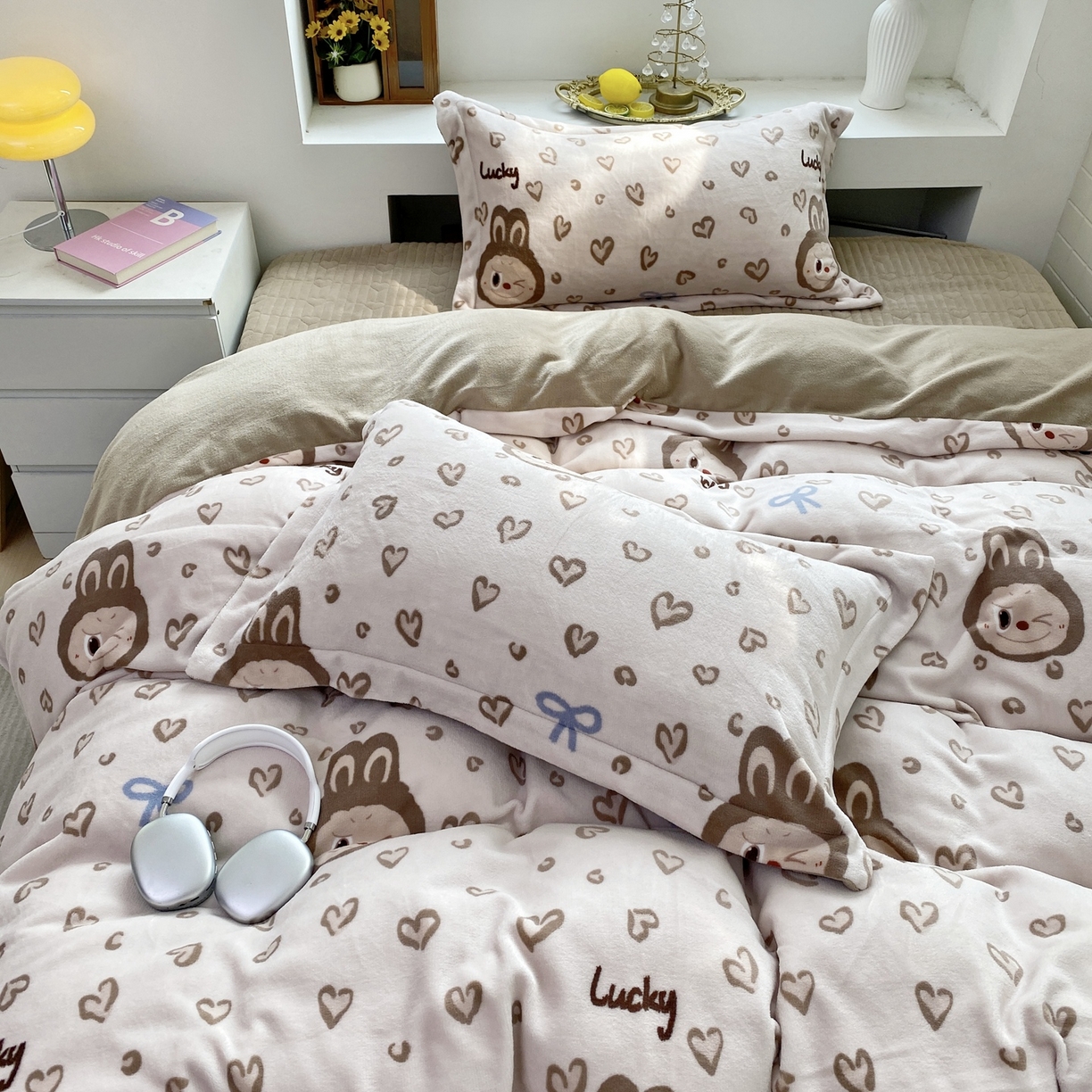 91家纺网 家纺一手货源 找家纺 恋尚羽家纺 2025新款印花牛奶绒大床裙床盖四件套 拉布布咖