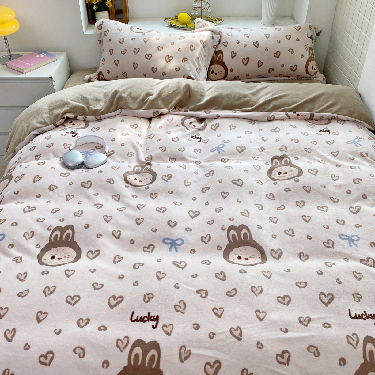 91家纺网 家纺一手货源 找家纺 恋尚羽家纺 2025新款印花牛奶绒大床裙床盖四件套 拉布布咖