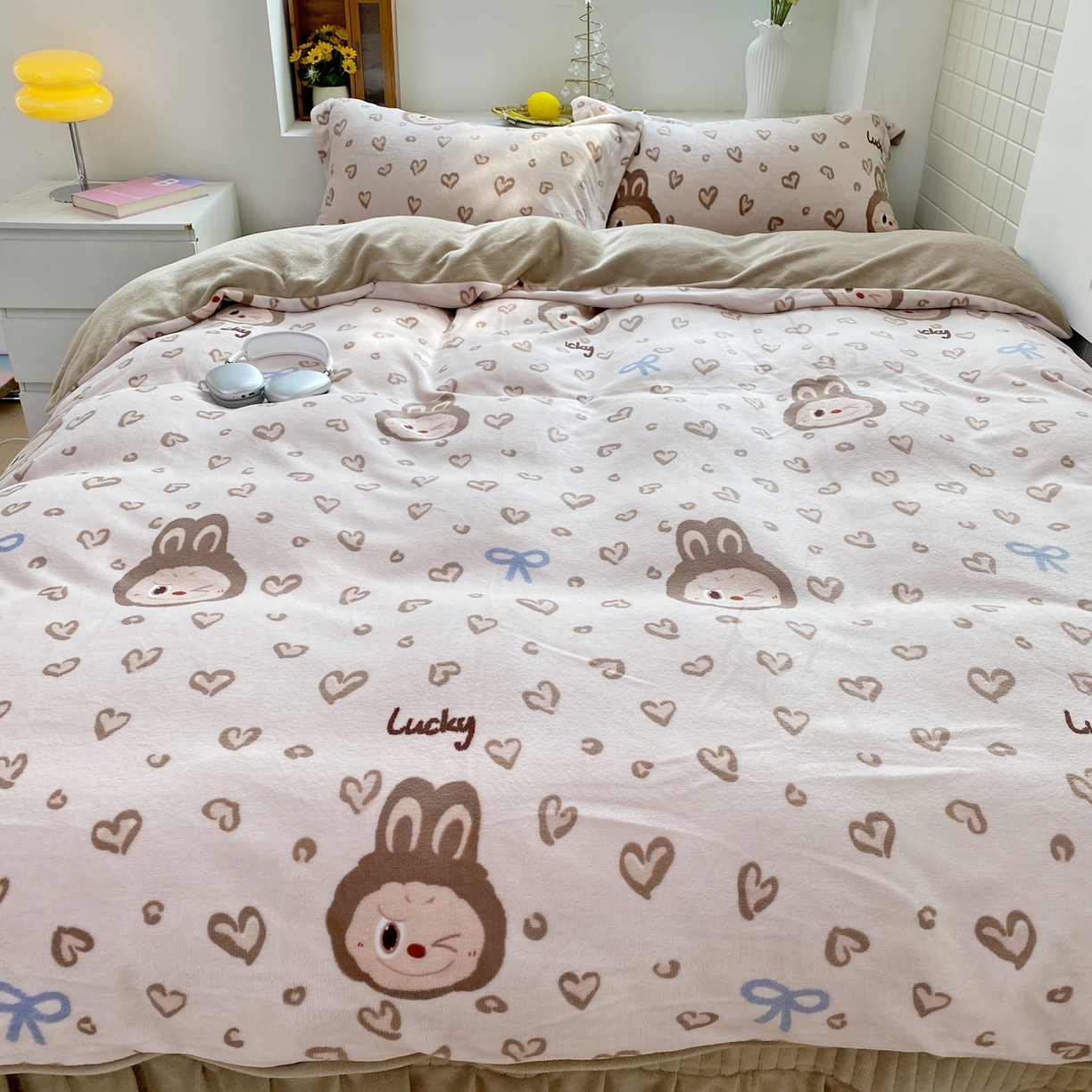 91家纺网 家纺一手货源 找家纺 恋尚羽家纺 2025新款印花牛奶绒大床裙床盖四件套 拉布布咖