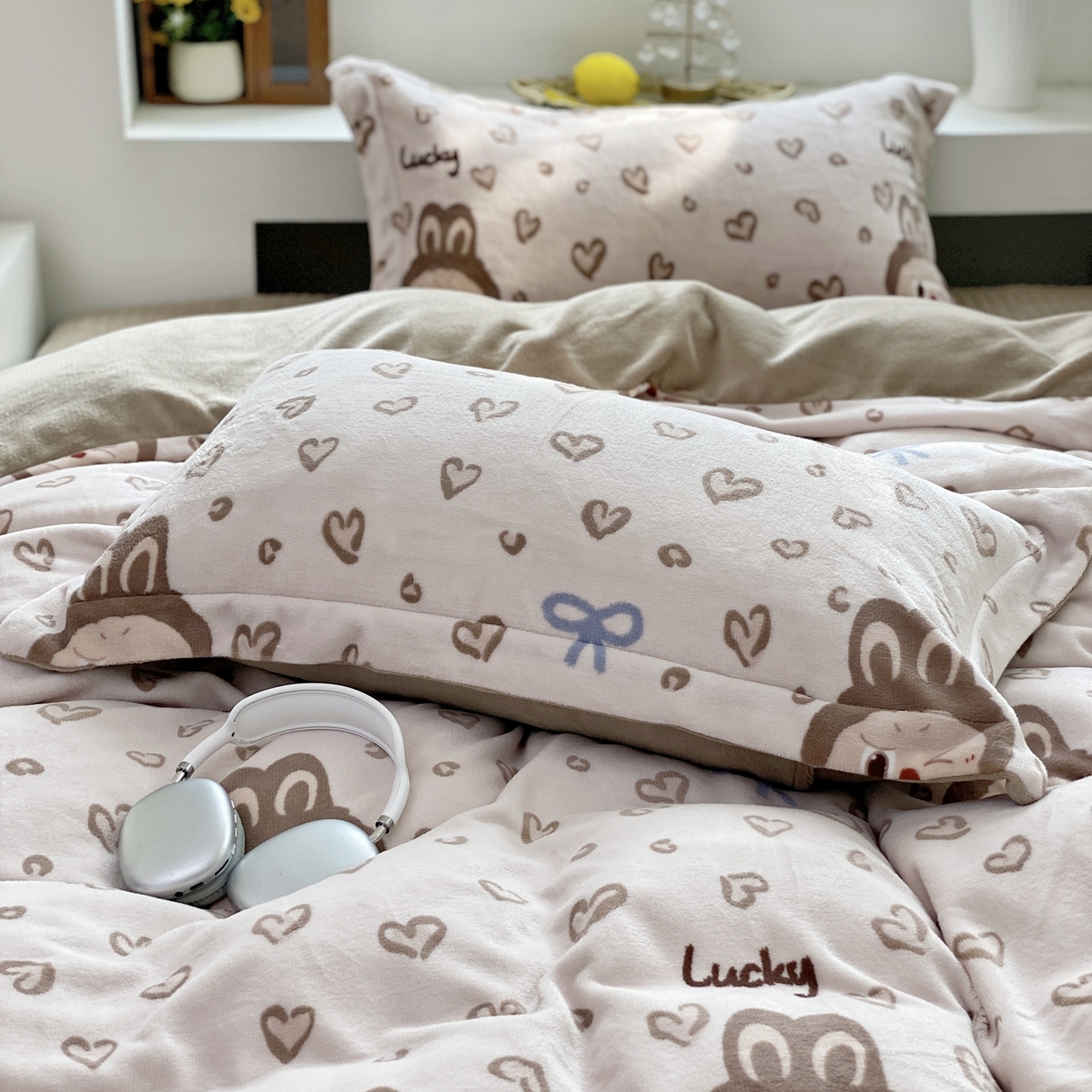 91家纺网 家纺一手货源 找家纺 恋尚羽家纺 2025新款印花牛奶绒大床裙床盖四件套 拉布布咖