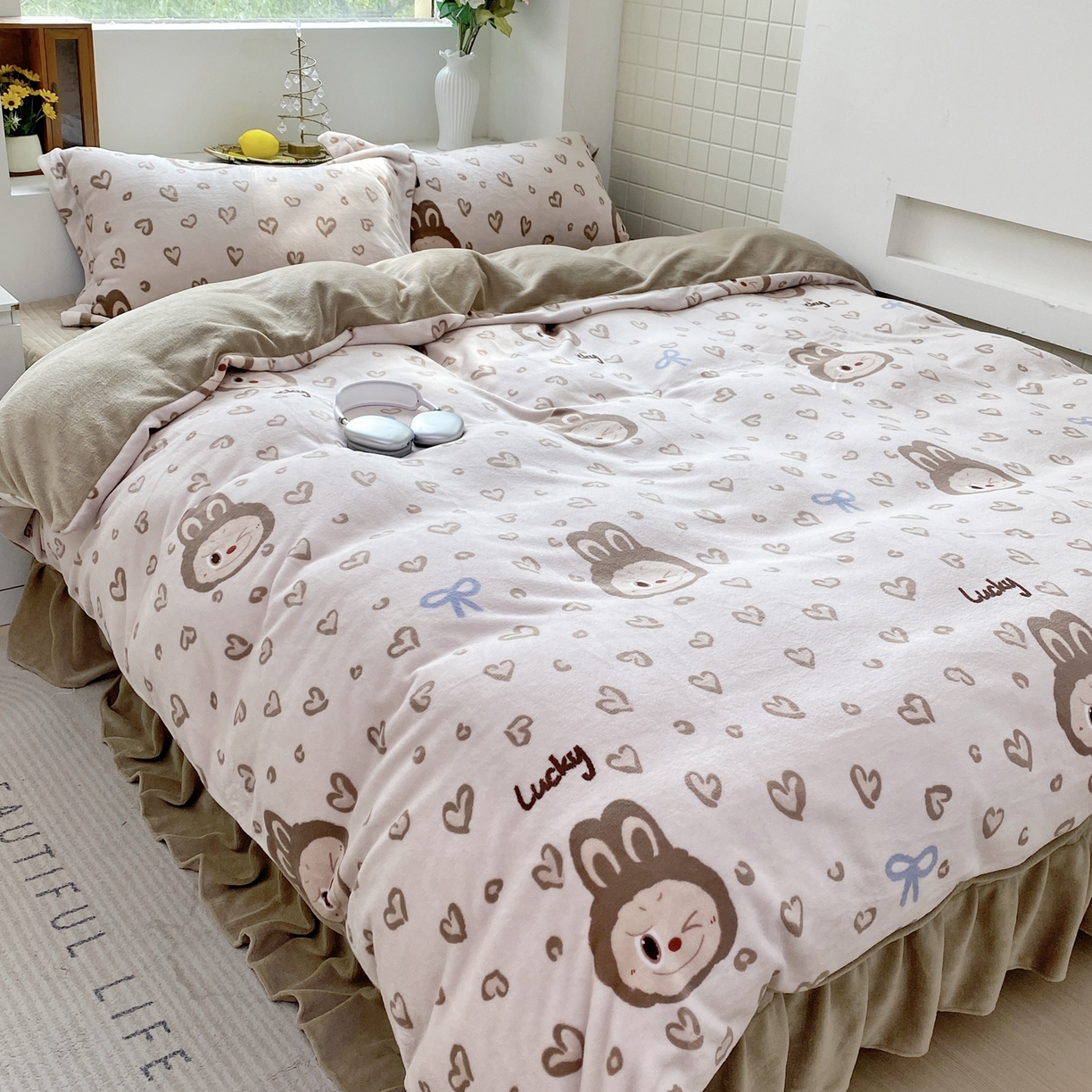 91家纺网 家纺一手货源 找家纺 恋尚羽家纺 2025新款印花牛奶绒大床裙床盖四件套 拉布布咖