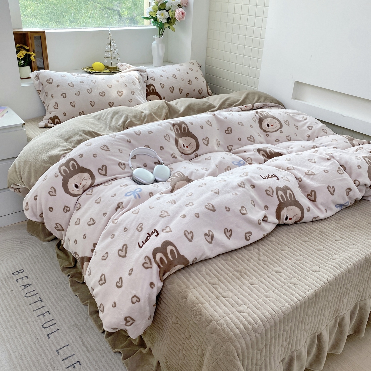 91家纺网 家纺一手货源 找家纺 恋尚羽家纺 2025新款印花牛奶绒大床裙床盖四件套 拉布布咖