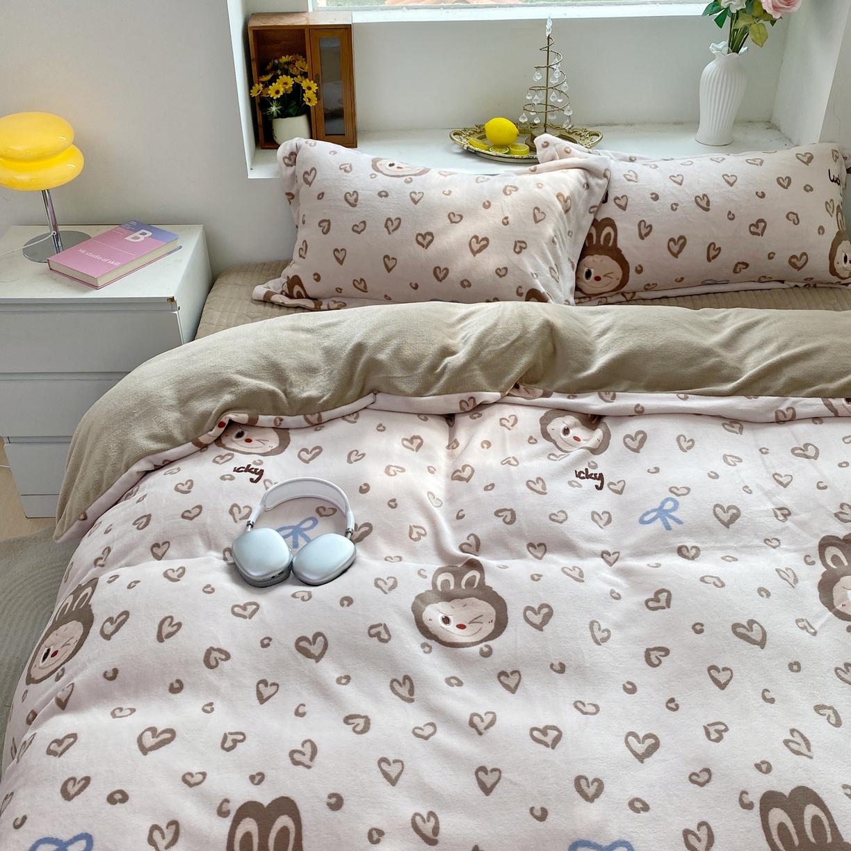 91家纺网 家纺一手货源 找家纺 恋尚羽家纺 2025新款印花牛奶绒大床裙床盖四件套 拉布布咖