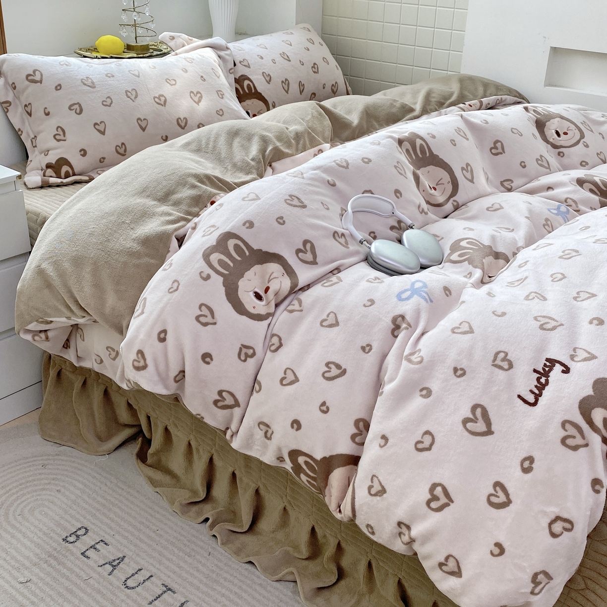 91家纺网 家纺一手货源 找家纺 恋尚羽家纺 2025新款印花牛奶绒大床裙床盖四件套 拉布布咖