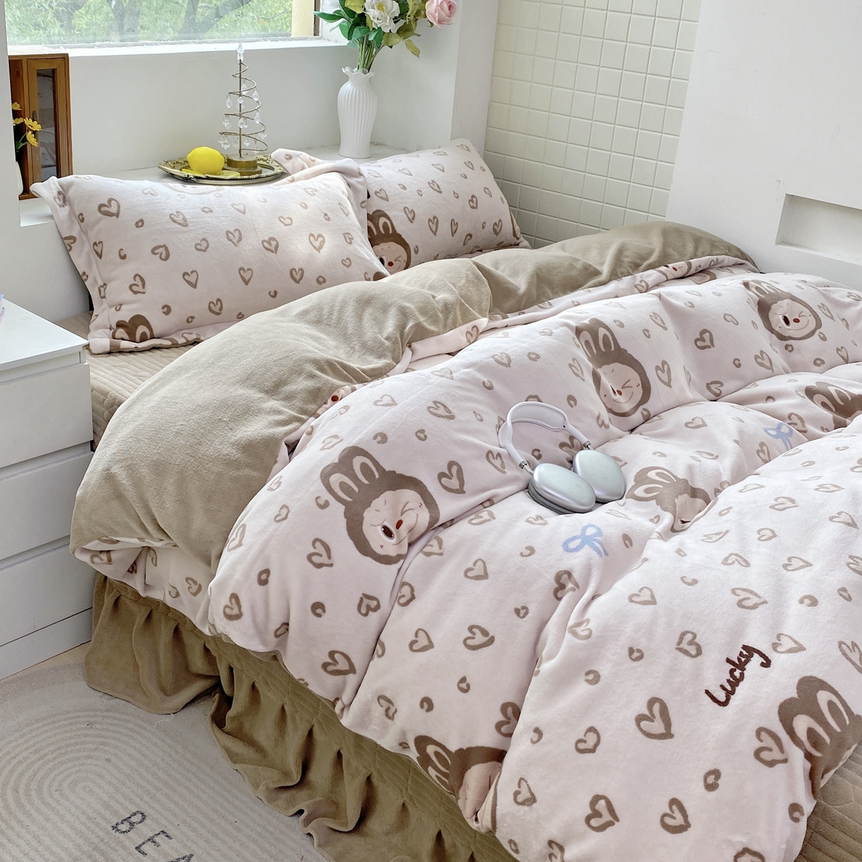 91家纺网 家纺一手货源 找家纺 恋尚羽家纺 2025新款印花牛奶绒大床裙床盖四件套 拉布布咖