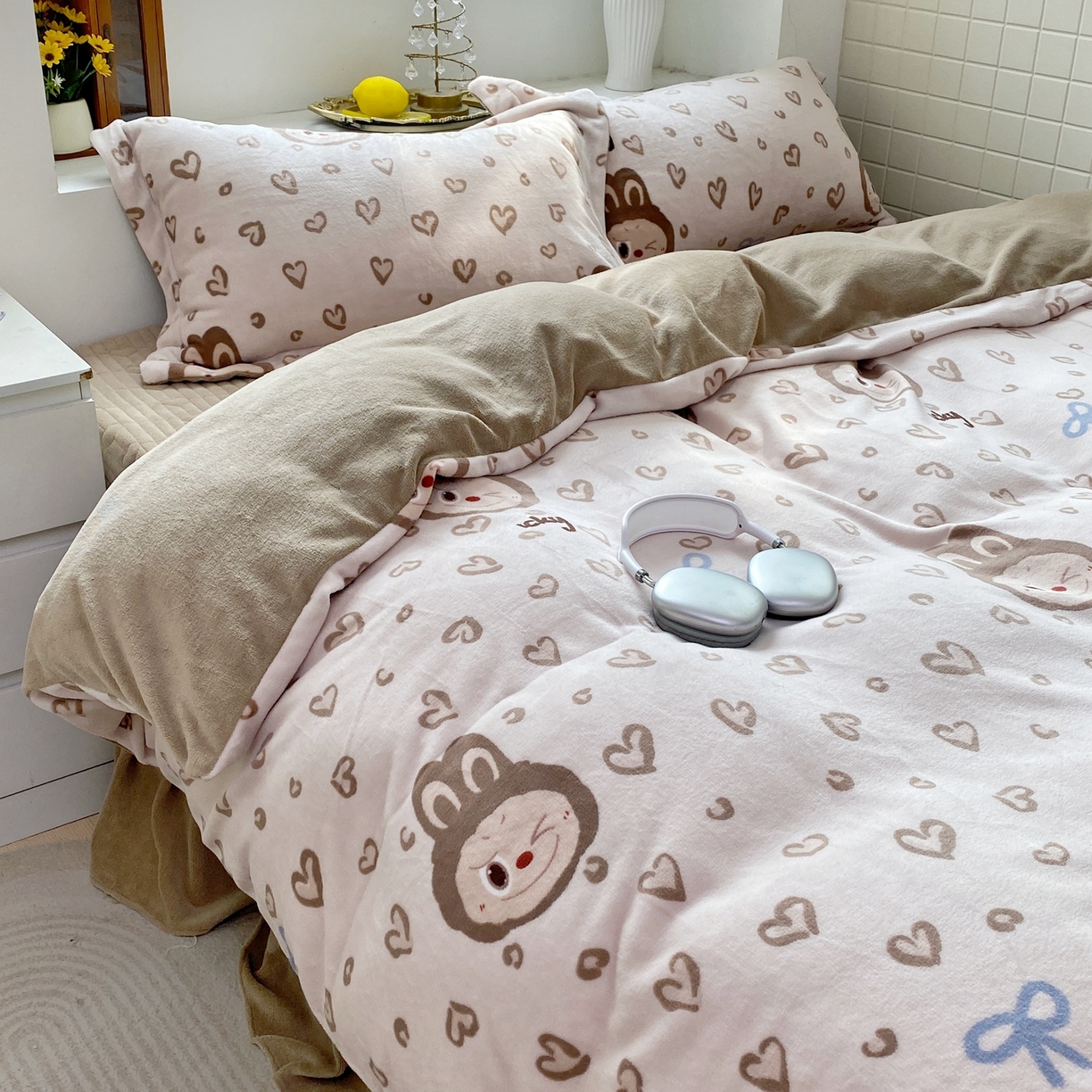 91家纺网 家纺一手货源 找家纺 恋尚羽家纺 2025新款印花牛奶绒大床裙床盖四件套 拉布布咖