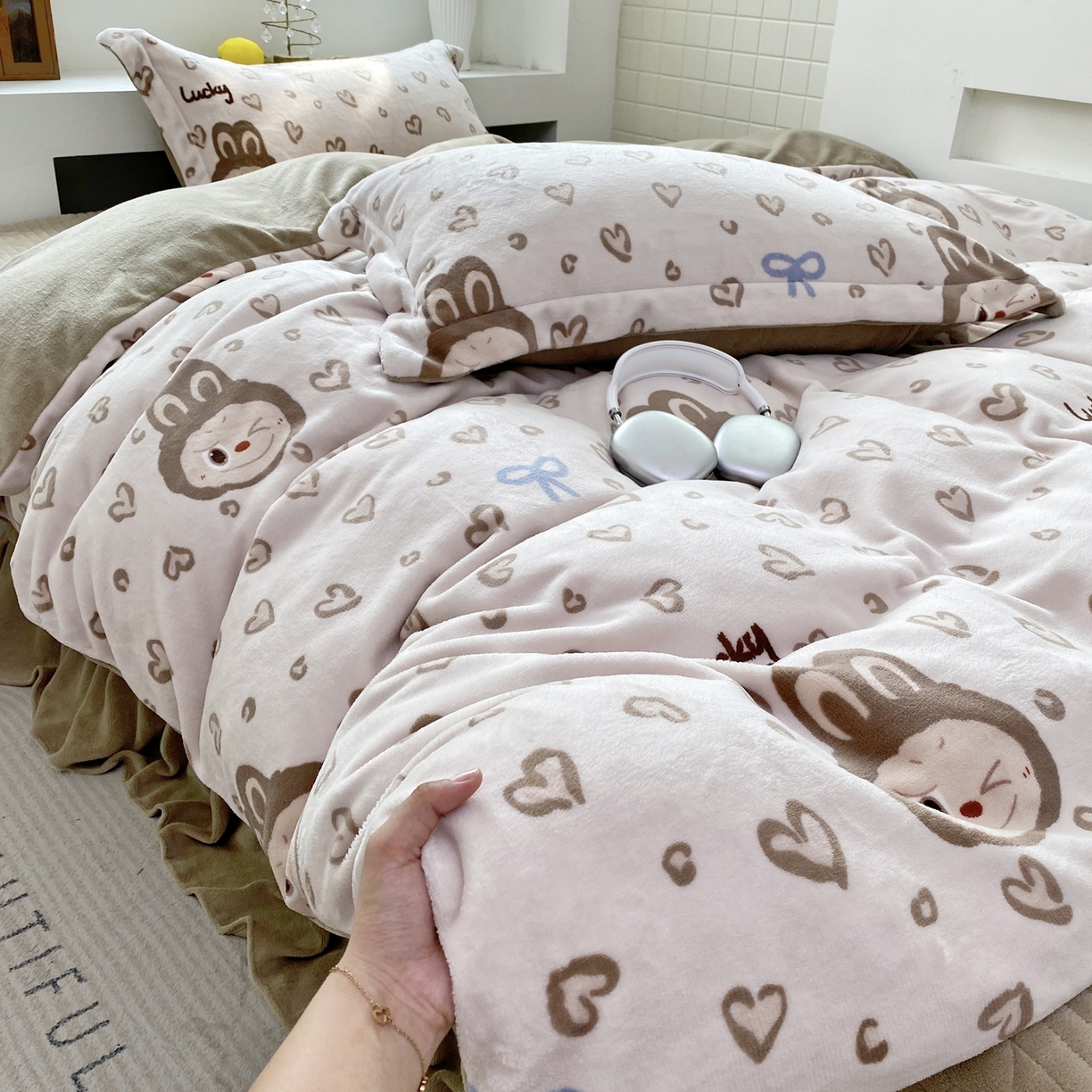 91家纺网 家纺一手货源 找家纺 恋尚羽家纺 2025新款印花牛奶绒大床裙床盖四件套 拉布布咖