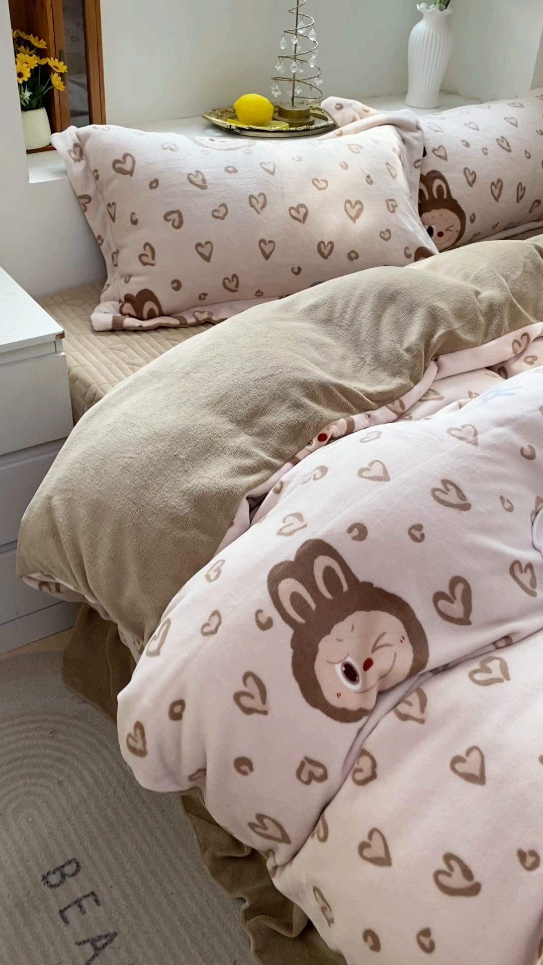 91家纺网 家纺一手货源 找家纺 恋尚羽家纺 2025新款印花牛奶绒大床裙床盖四件套 拉布布咖