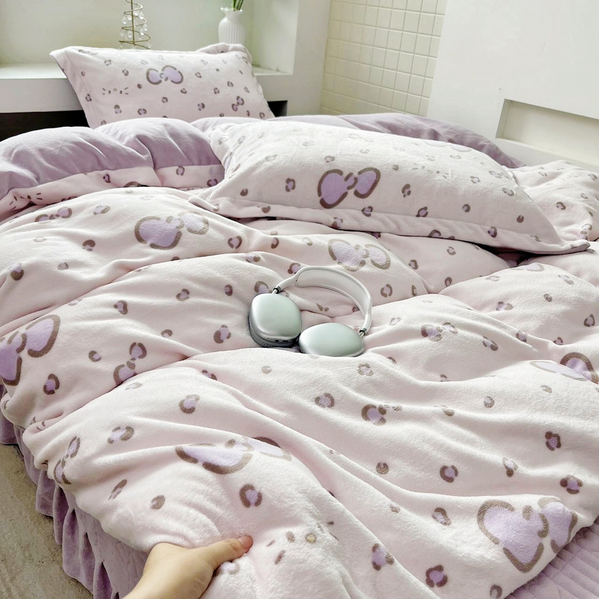 91家纺网 家纺一手货源 找家纺 恋尚羽家纺 2025新款印花牛奶绒大床裙床盖四件套 米妮紫