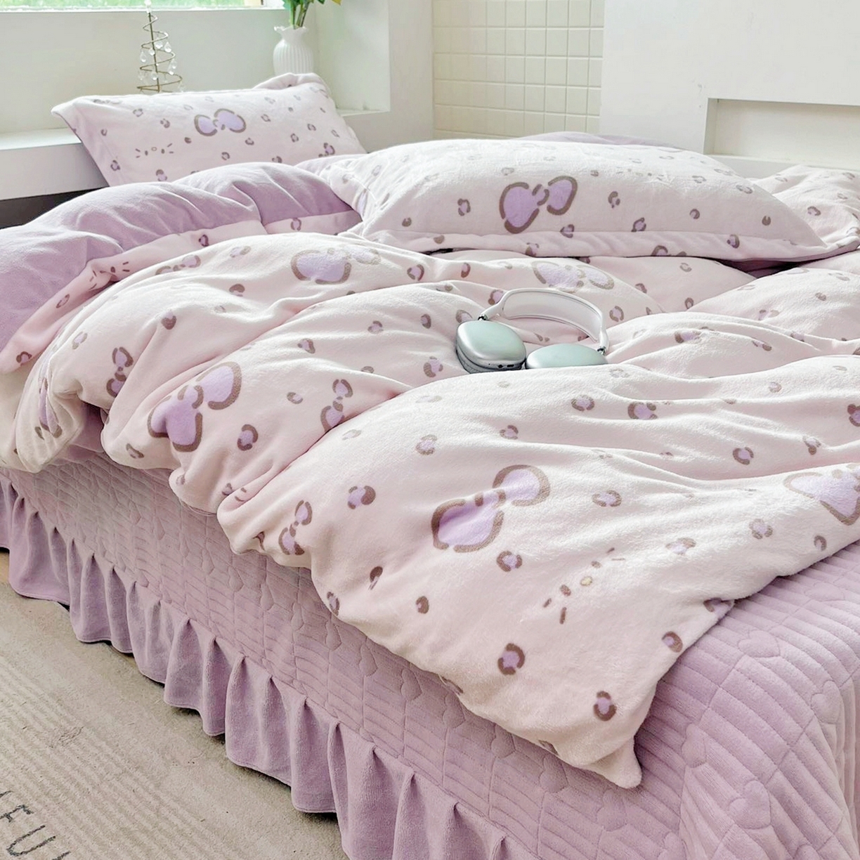 91家纺网 家纺一手货源 找家纺 恋尚羽家纺 2025新款印花牛奶绒大床裙床盖四件套 米妮紫