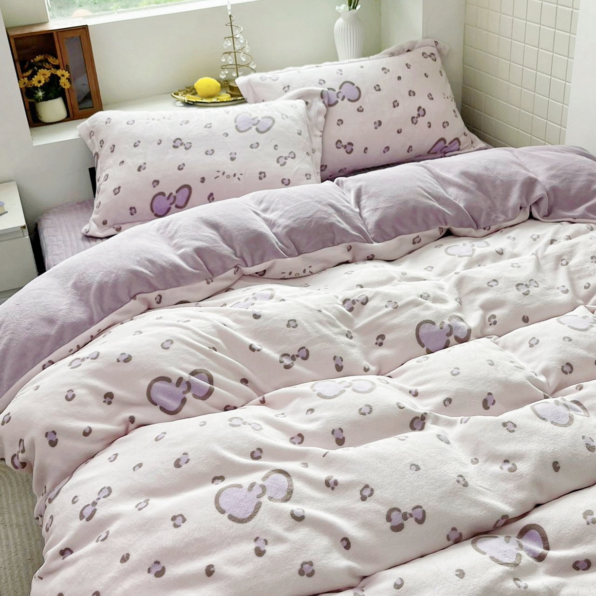 91家纺网 家纺一手货源 找家纺 恋尚羽家纺 2025新款印花牛奶绒大床裙床盖四件套 米妮紫