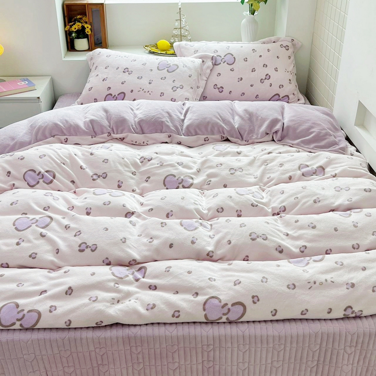 91家纺网 家纺一手货源 找家纺 恋尚羽家纺 2025新款印花牛奶绒大床裙床盖四件套 米妮紫
