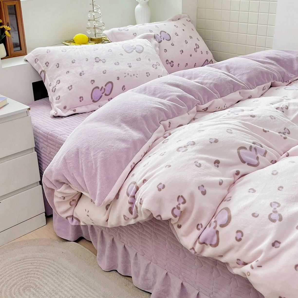 91家纺网 家纺一手货源 找家纺 恋尚羽家纺 2025新款印花牛奶绒大床裙床盖四件套 米妮紫