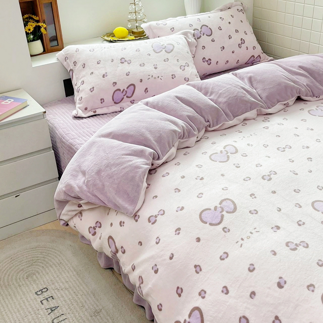 91家纺网 家纺一手货源 找家纺 恋尚羽家纺 2025新款印花牛奶绒大床裙床盖四件套 米妮紫