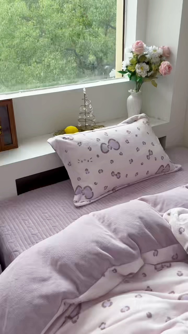 91家纺网 家纺一手货源 找家纺 恋尚羽家纺 2025新款印花牛奶绒大床裙床盖四件套 米妮紫