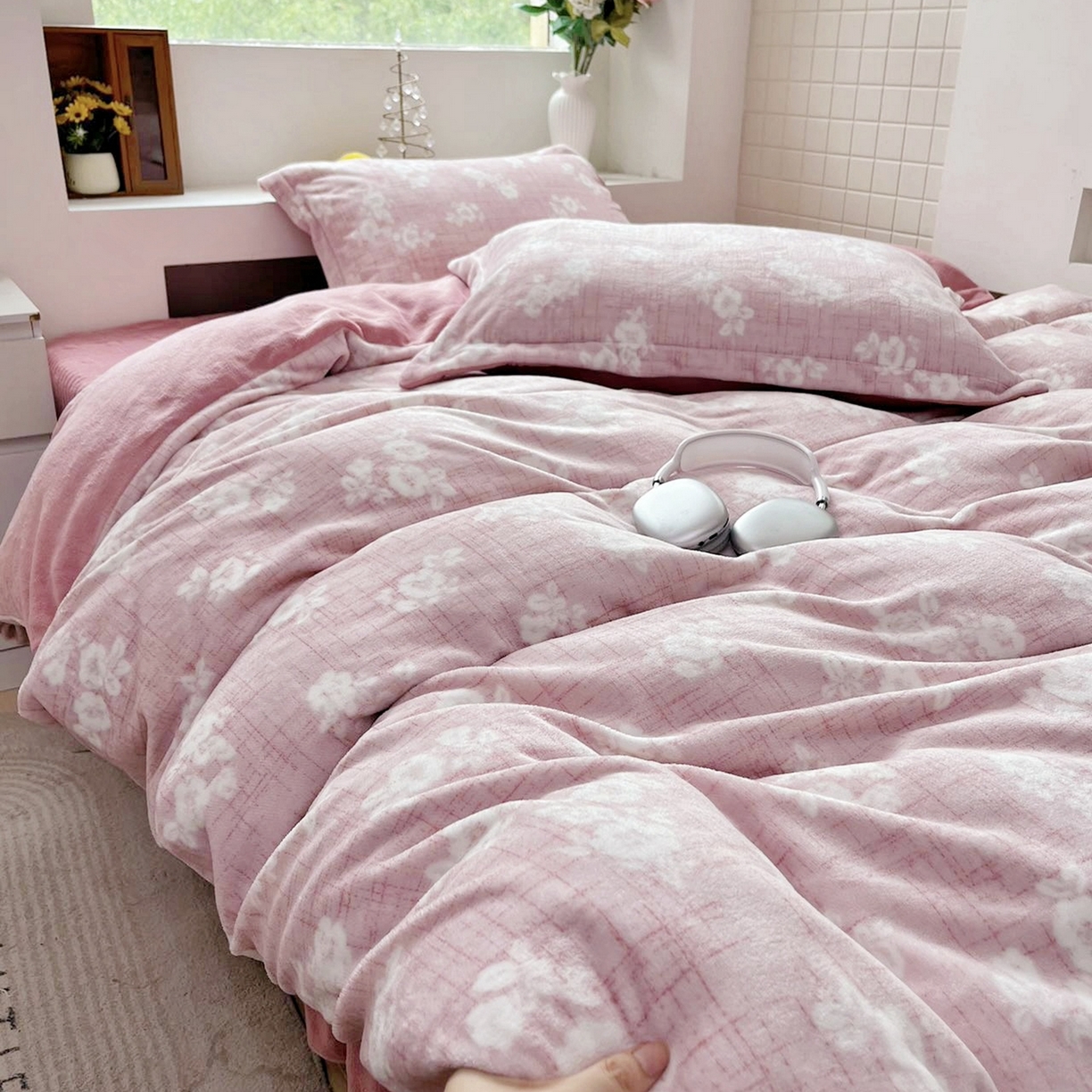 91家纺网 家纺一手货源 找家纺 恋尚羽家纺 2025新款印花牛奶绒大床裙床盖四件套 浅朵粉