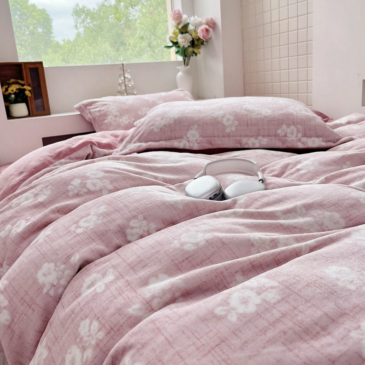 91家纺网 家纺一手货源 找家纺 恋尚羽家纺 2025新款印花牛奶绒大床裙床盖四件套 浅朵粉