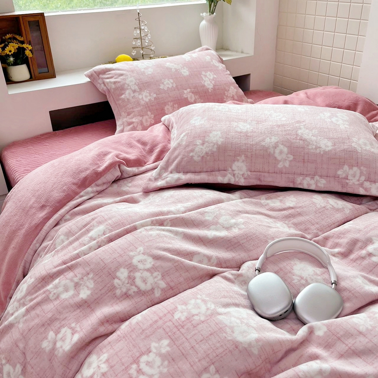 91家纺网 家纺一手货源 找家纺 恋尚羽家纺 2025新款印花牛奶绒大床裙床盖四件套 浅朵粉