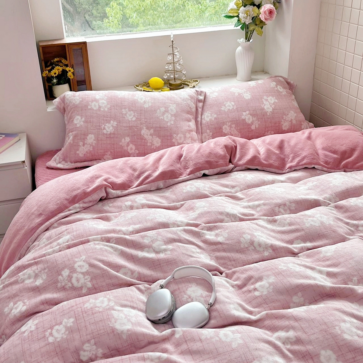 91家纺网 家纺一手货源 找家纺 恋尚羽家纺 2025新款印花牛奶绒大床裙床盖四件套 浅朵粉