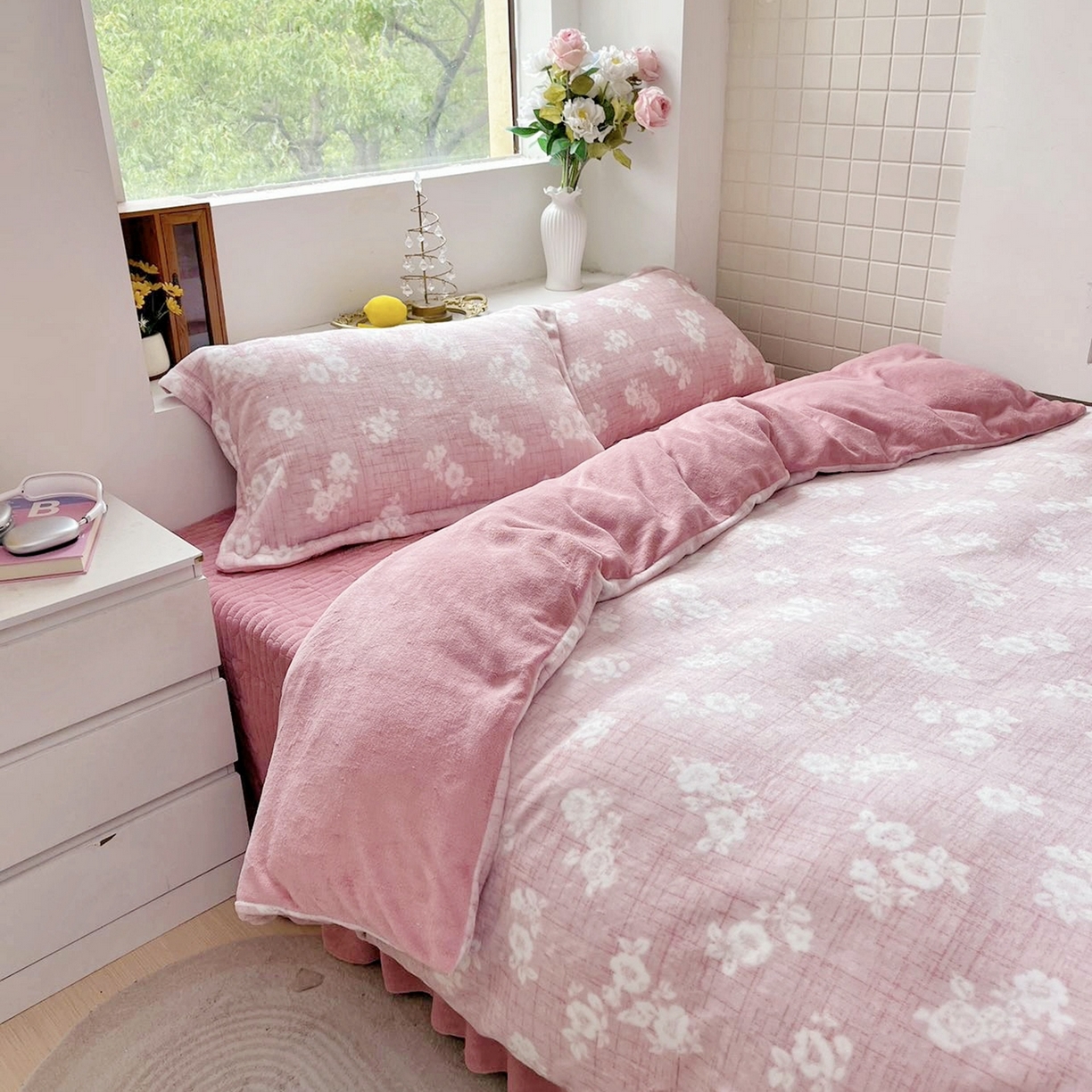 91家纺网 家纺一手货源 找家纺 恋尚羽家纺 2025新款印花牛奶绒大床裙床盖四件套 浅朵粉