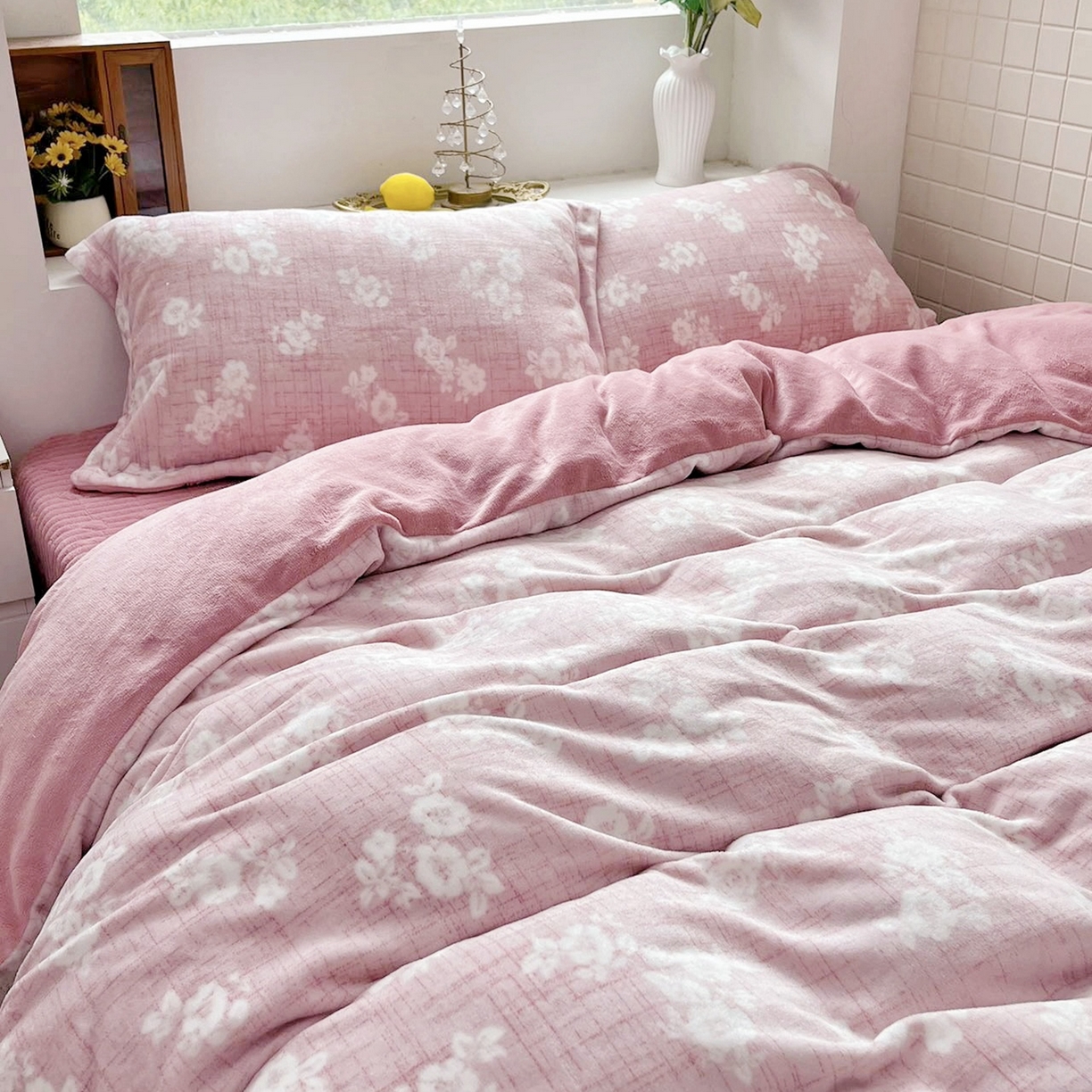 91家纺网 家纺一手货源 找家纺 恋尚羽家纺 2025新款印花牛奶绒大床裙床盖四件套 浅朵粉