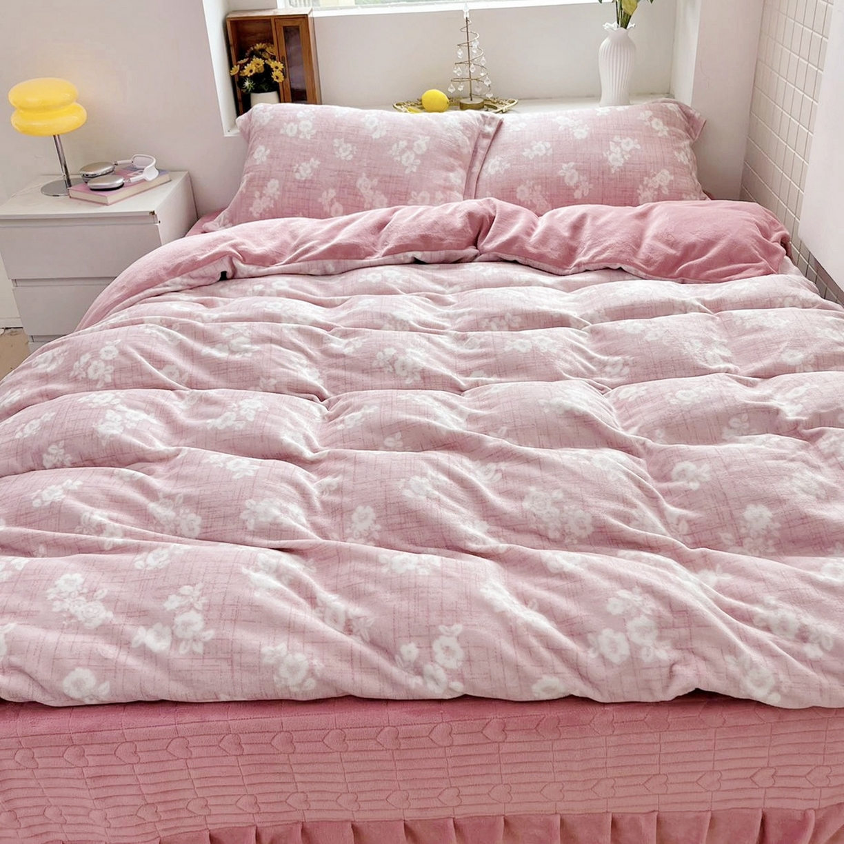 91家纺网 家纺一手货源 找家纺 恋尚羽家纺 2025新款印花牛奶绒大床裙床盖四件套 浅朵粉